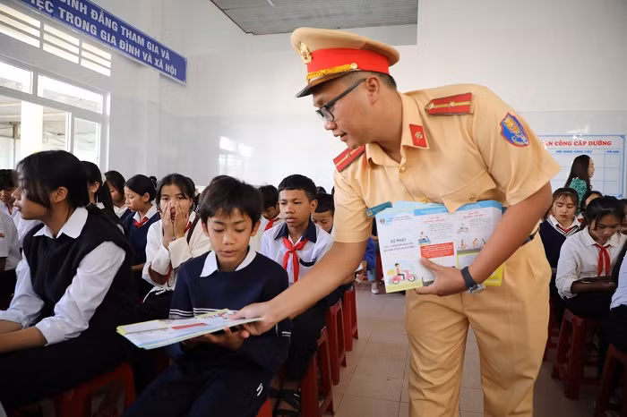“Quà yêu thương” đến với đồng bào dân tộc thiểu số -0