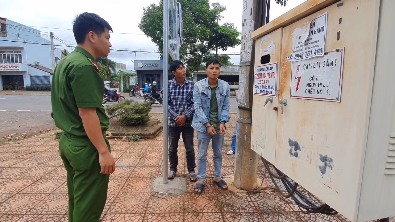 Khởi tố 2 siêu trộm dây cáp mang nhiều tiền án -0
