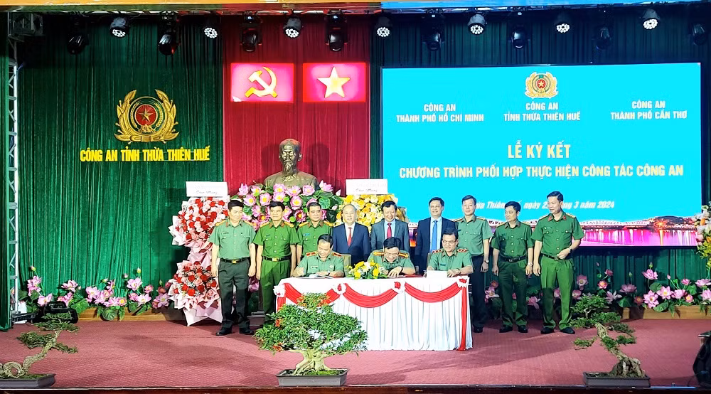 Công an tỉnh Thừa Thiên Huế với Công an TP Hồ Chí Minh và Công an TP Cần Thơ ký kết chương trình phối hợp công tác -0