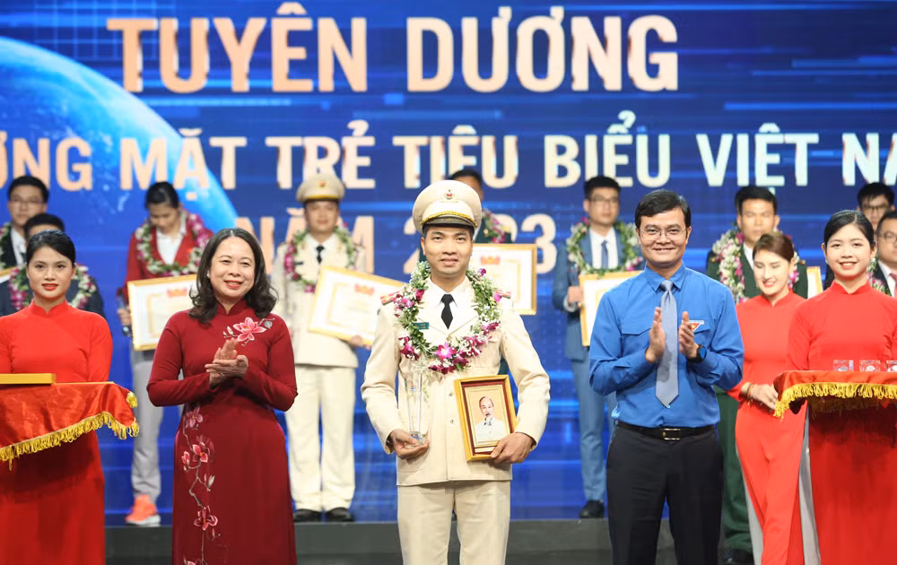 Lặng thầm cống hiến cho một thanh xuân rực rỡ -0