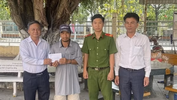 "Không có các anh Công an, tôi không biết đi bộ đến bao giờ mới về đến Kon Tum"
