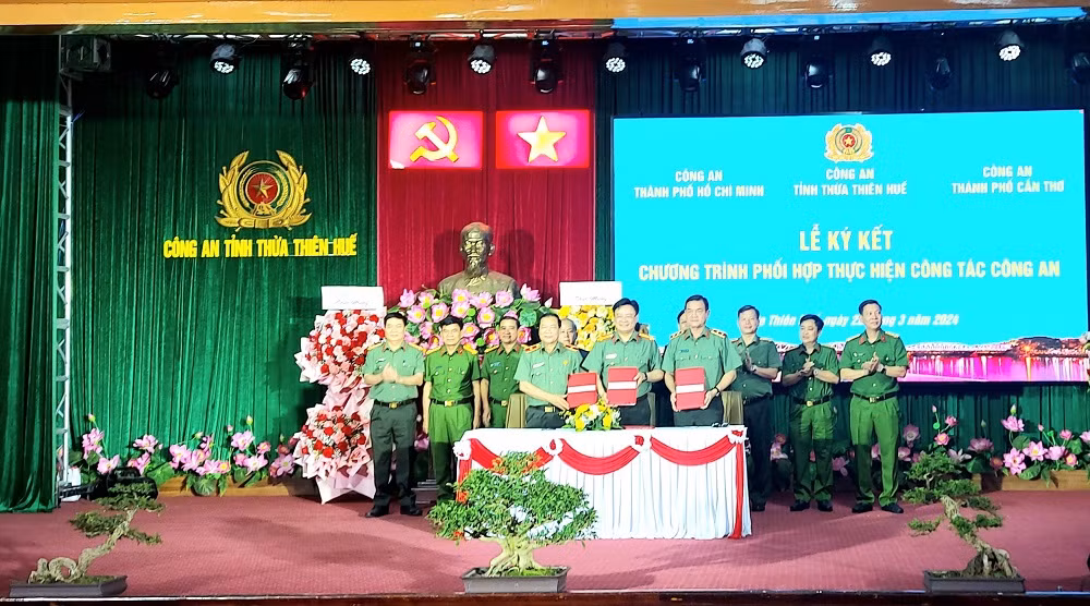 Công an tỉnh Thừa Thiên Huế với Công an TP Hồ Chí Minh và Công an TP Cần Thơ ký kết chương trình phối hợp công tác -0