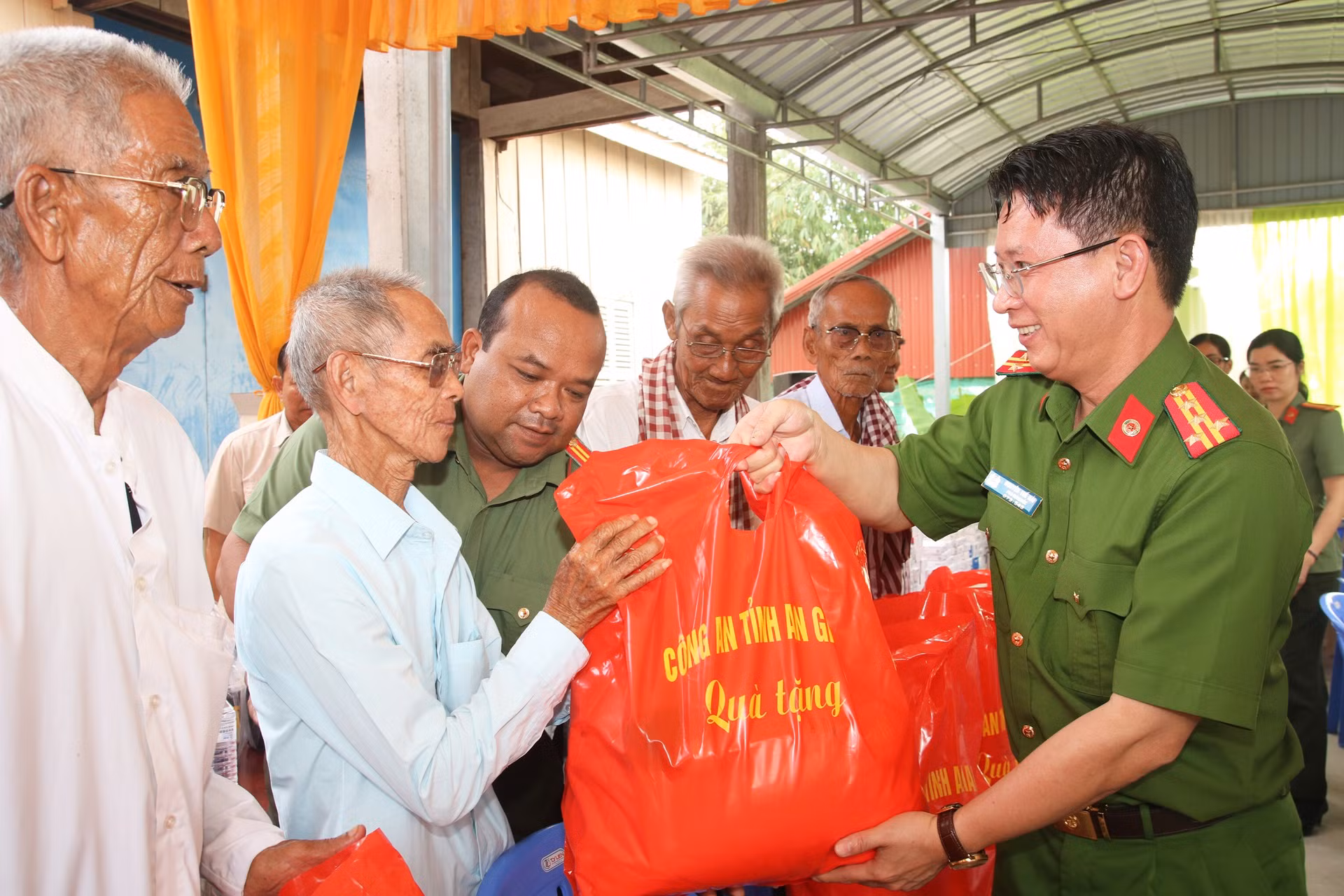 Khám, phát thuốc miễn phí và tặng quà người dân có hoàn cảnh khó khăn tại Campuchia -0