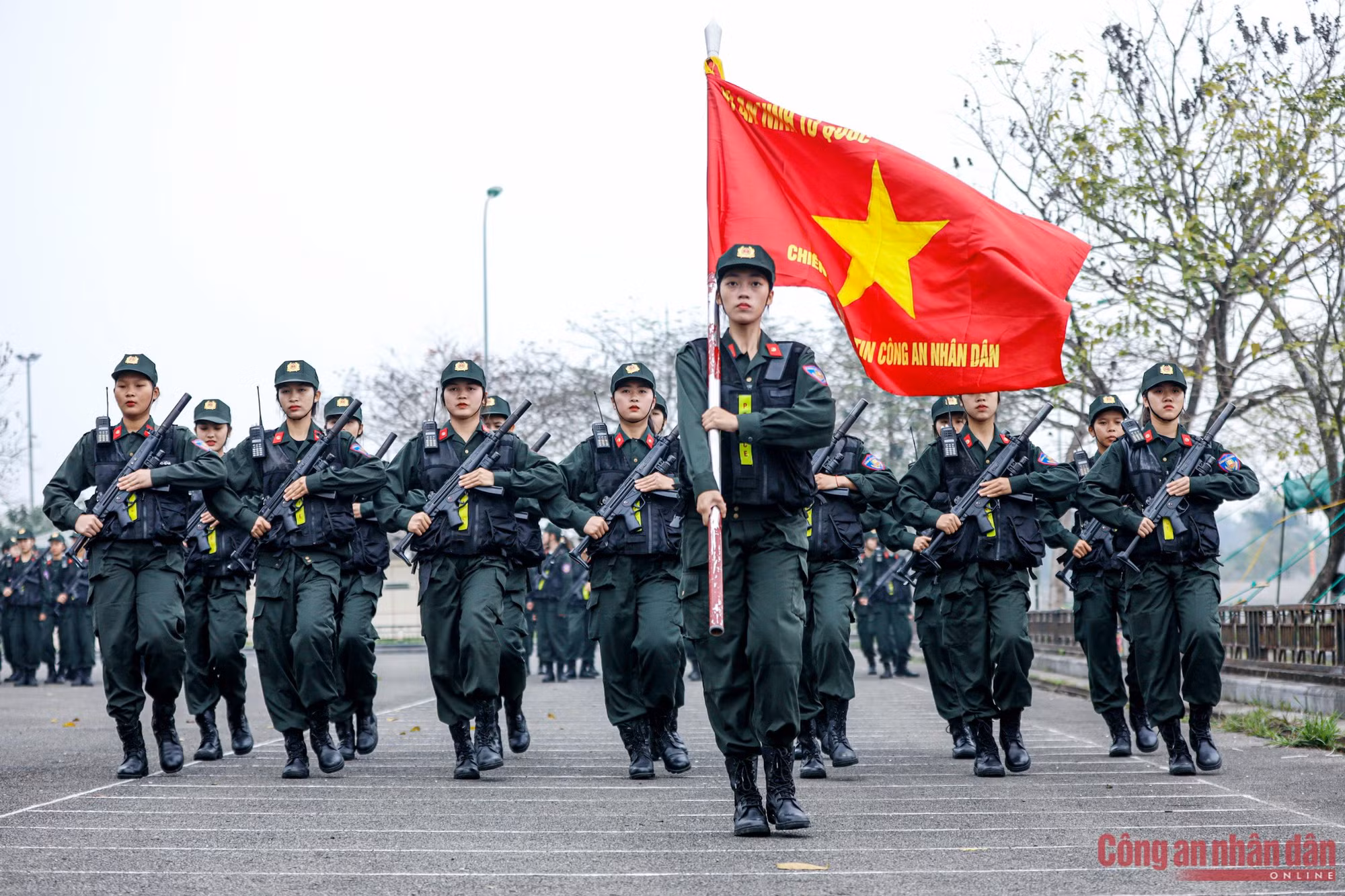 Ngắm những bóng hồng trên thao trường tập luyện diễu bình -4