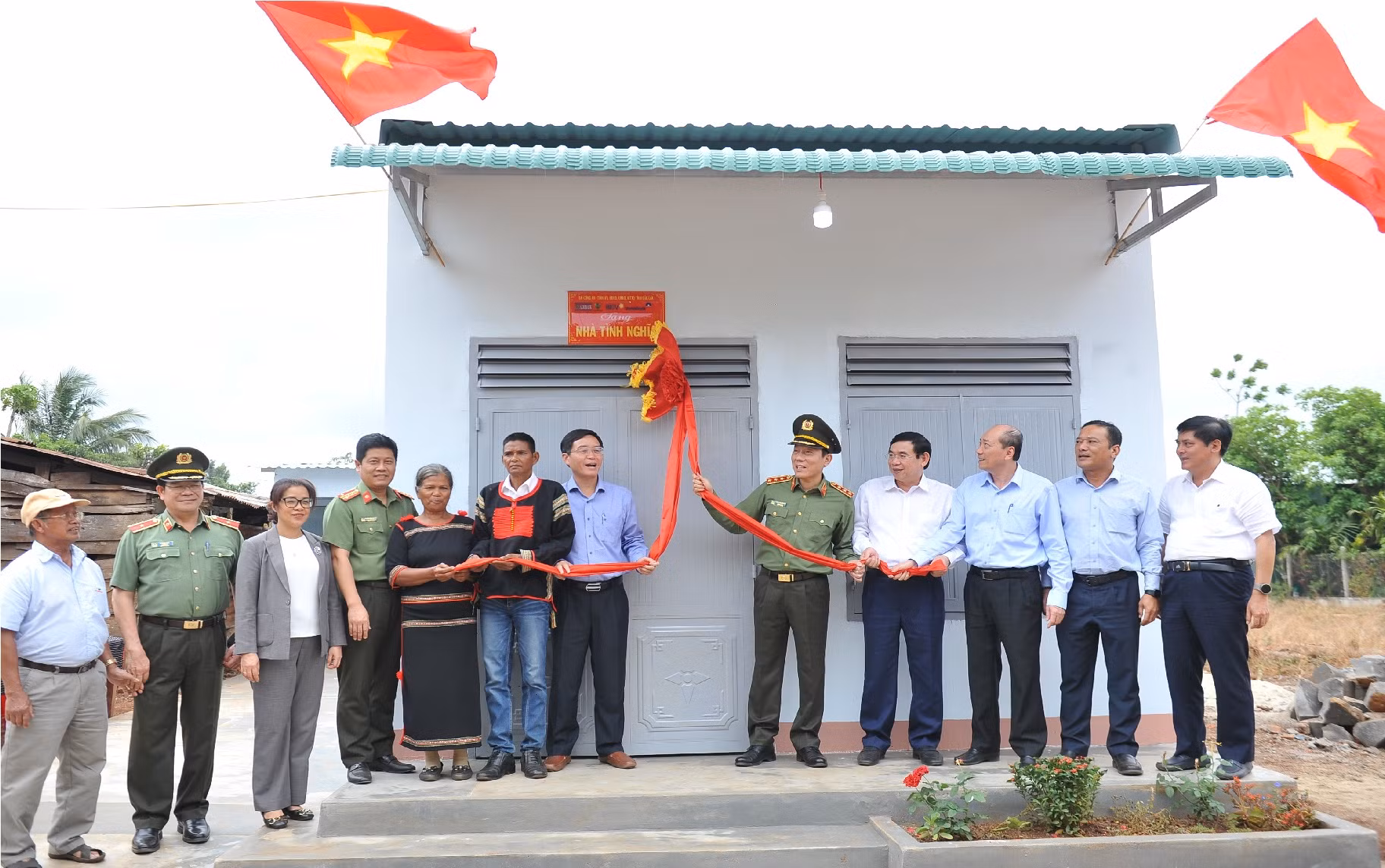 Trao tặng nhà mẫu và kinh phí hỗ trợ xây dựng 1.200 ngôi nhà cho các hộ nghèo trên địa bàn tỉnh Đắk Lắk -1