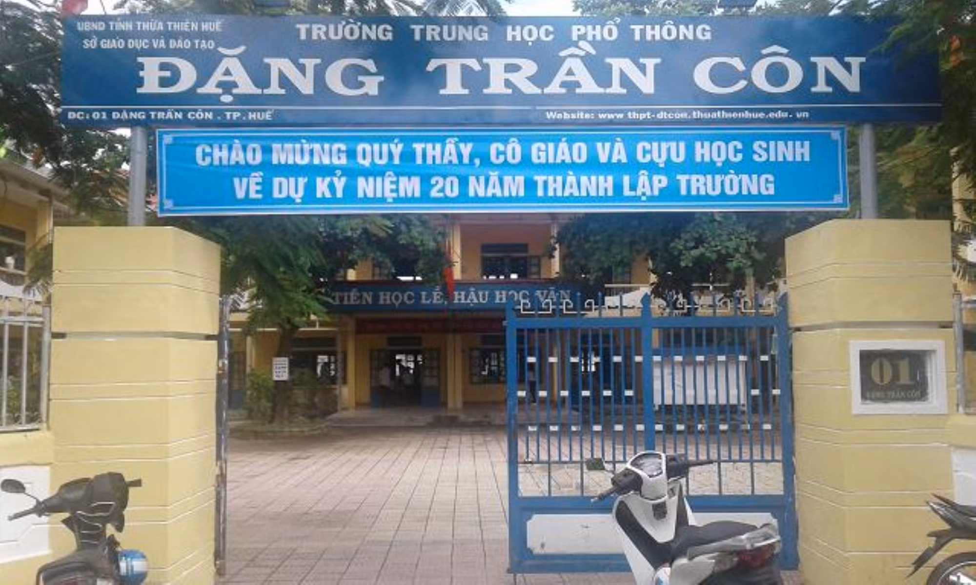 Phê bình Hiệu trưởng khi yêu cầu học sinh đi lao động nếu không tham gia hội trại có đóng phí -0