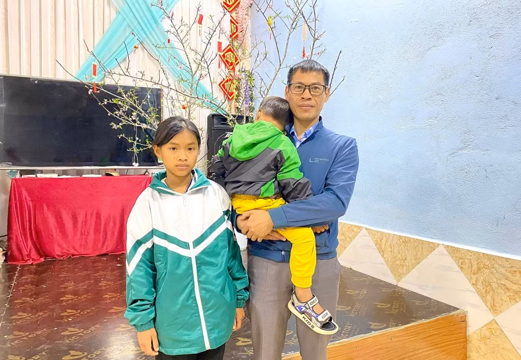 thầy khương cao quyền cùng chị em lò thị tuyết, lò đức khải tại huyện điện biên đông- ảnh quỳnh nguyễn.jpg -0