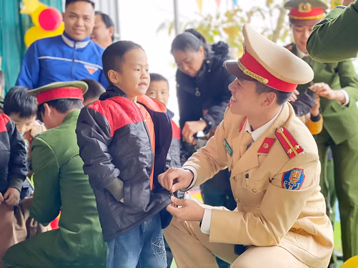 Trung úy Nguyễn Anh Tú với Chương trình "Đông ấm cho em".