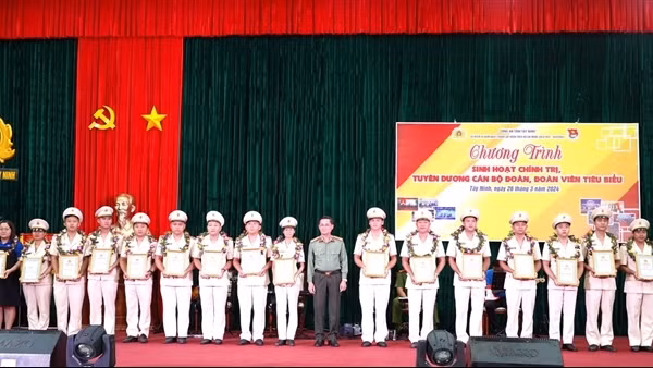 Công an Tây Ninh tuyên dương 20 CBCS khắc ghi lời dạy của Bác