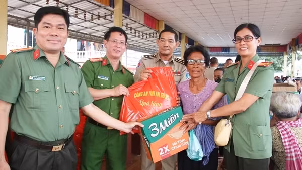 Khám, phát thuốc và tặng quà người dân có hoàn cảnh khó khăn tại Campuchia