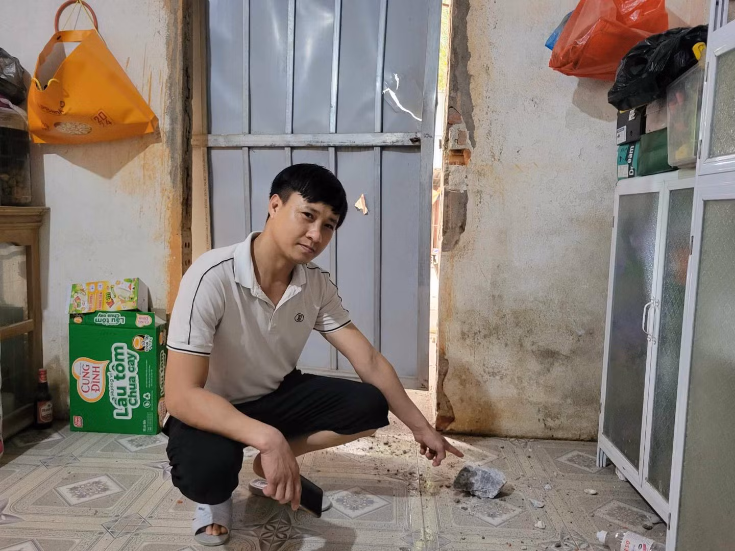 Nổ mìn văng đá hư hỏng 35 mái nhà của người dân -0