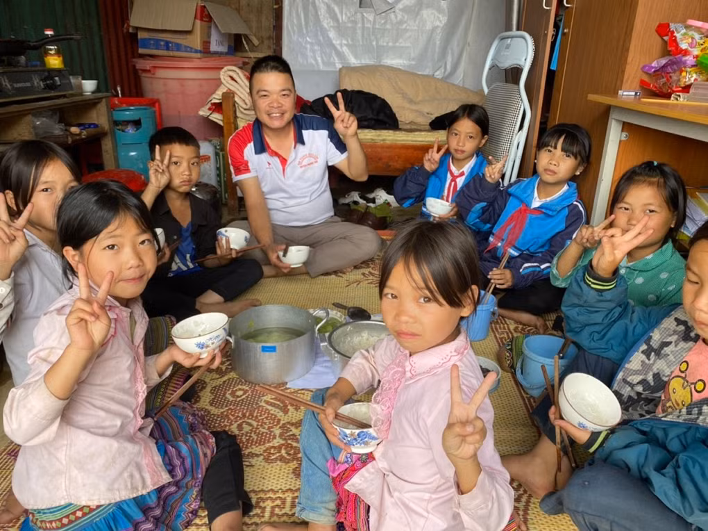 thầy đồng văn phong và học trò ăn bên mâm cơm ấm áp, sẻ chia-ảnh nhân vật cung cấp.jpg -1