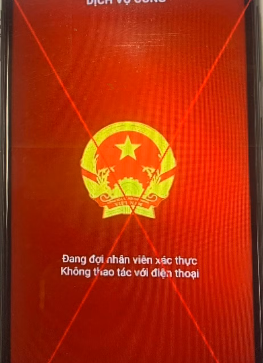 Cảnh báo việc bị chiếm đoạt tài sản khi cho mượn điện thoại để cài đặt phần mềm giả mạo dịch vụ công -0