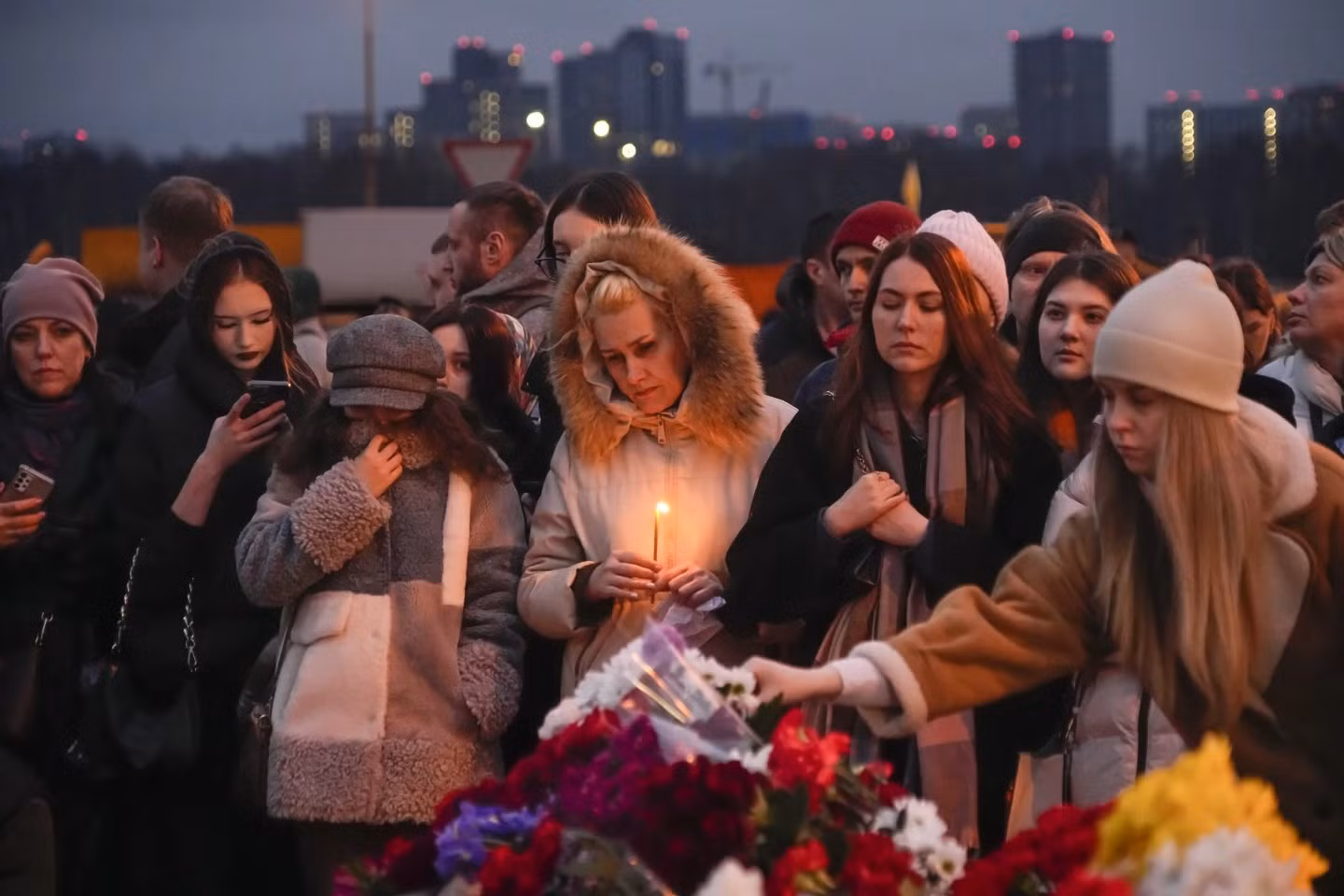 Người dân Nga tưởng niệm các nạn nhân vụ khủng bố Moscow -0