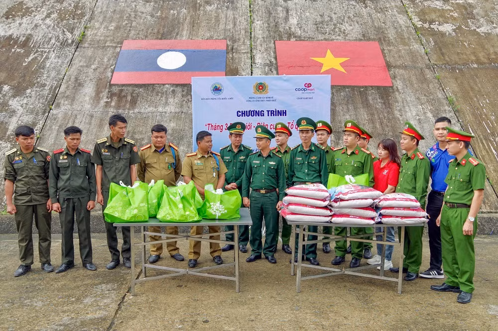 Trao tặng quà cho Công an xã và người dân ở biên giới Việt – Lào -0