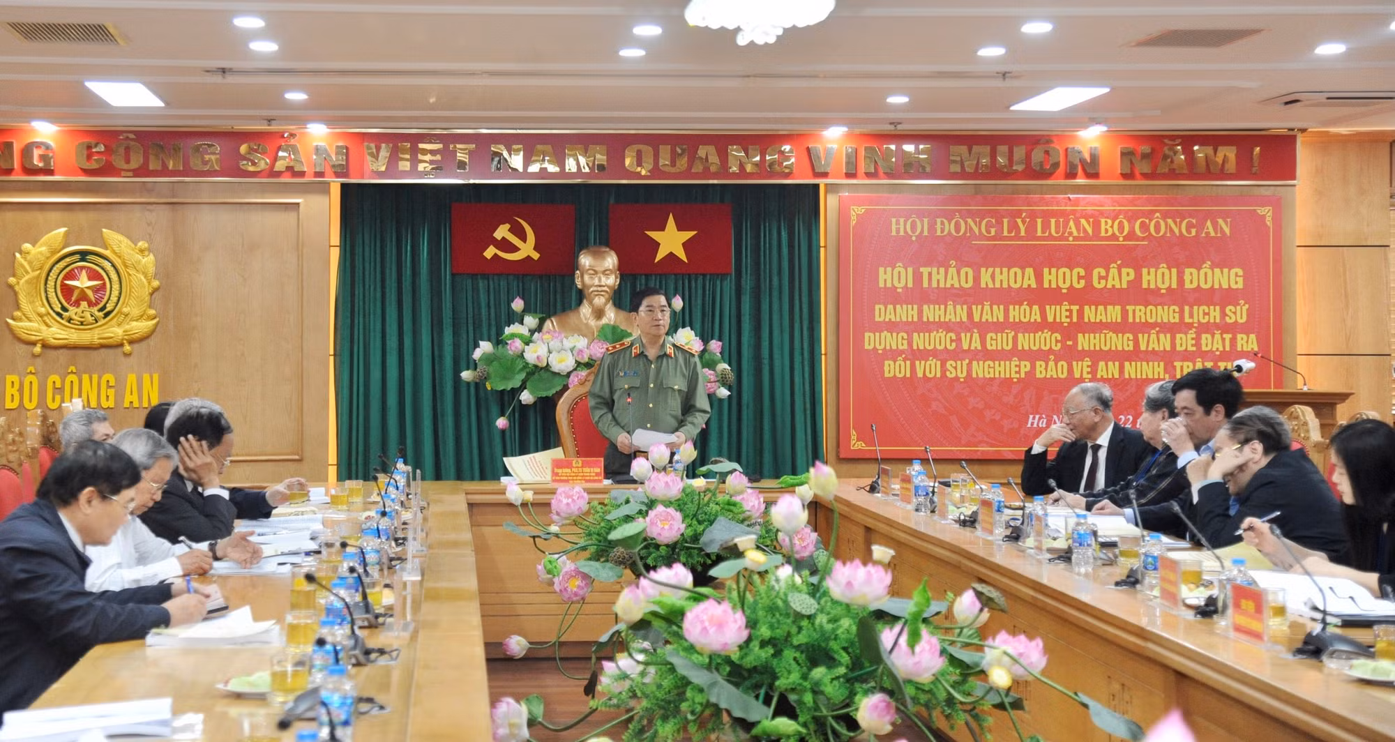 Giữ gìn và phát huy giá trị danh nhân văn hóa Việt Nam trong sự nghiệp bảo vệ an ninh, trật tự hiện nay -0