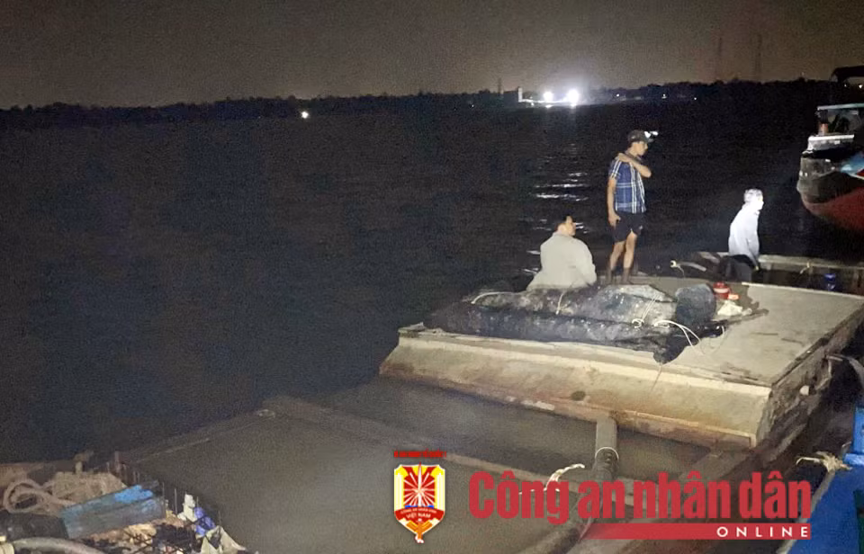 Bắt quả tang nhiều phương tiện thủy khai thác cát trái phép trên sông Hàm Luông -0