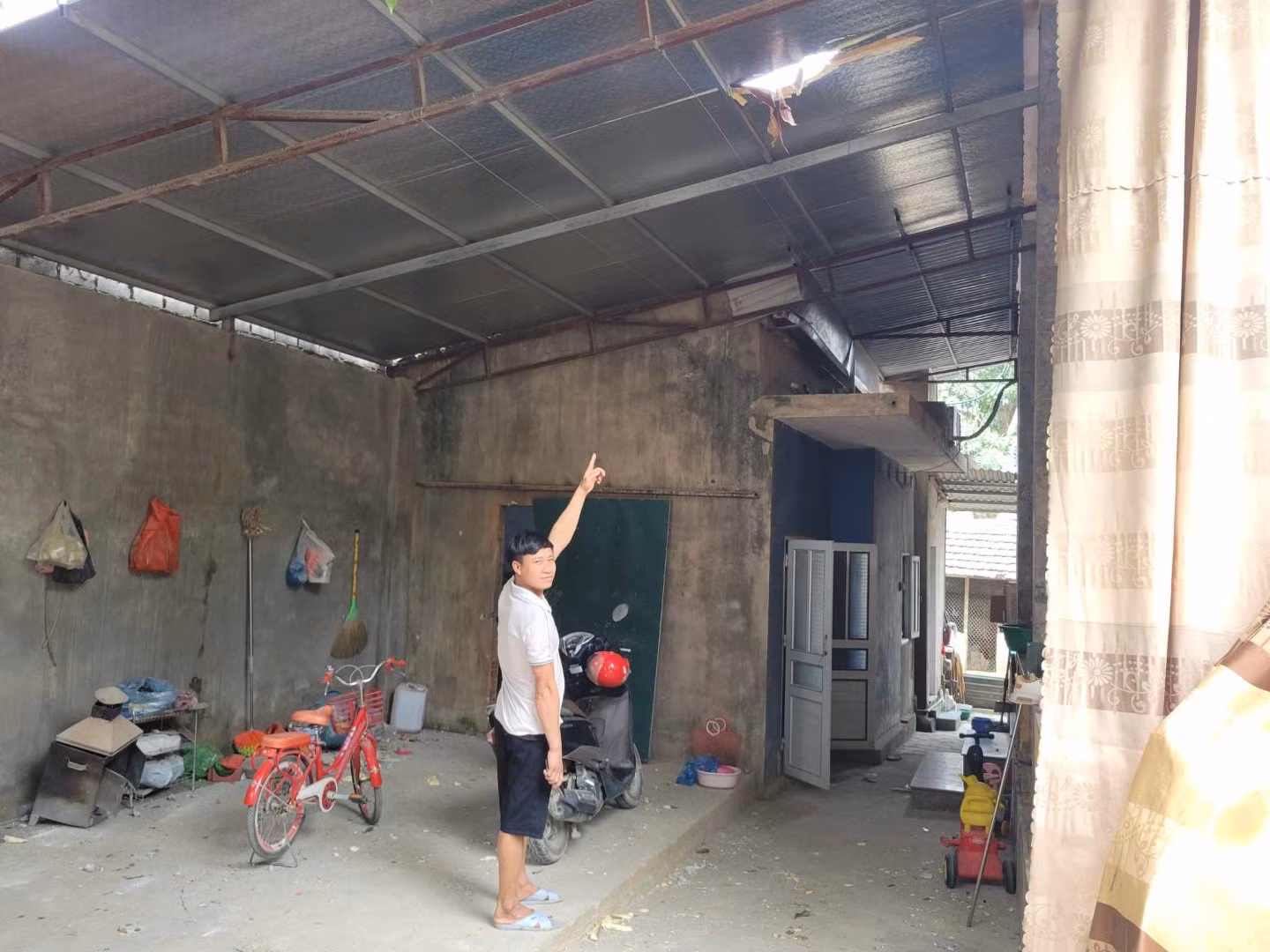 Nổ mìn văng đá hư hỏng 35 mái nhà của người dân -0