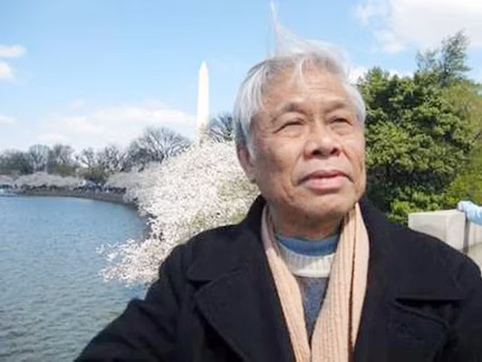 Bút đang cầm, thơ đang xuống câu -1