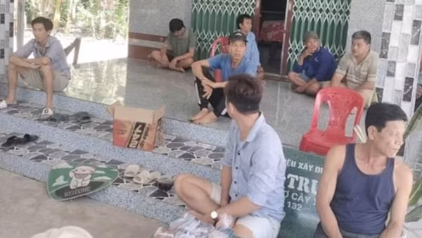 Bắt quả tang 18 người tụ tập ở quán cà phê để đánh bạc qua mạng