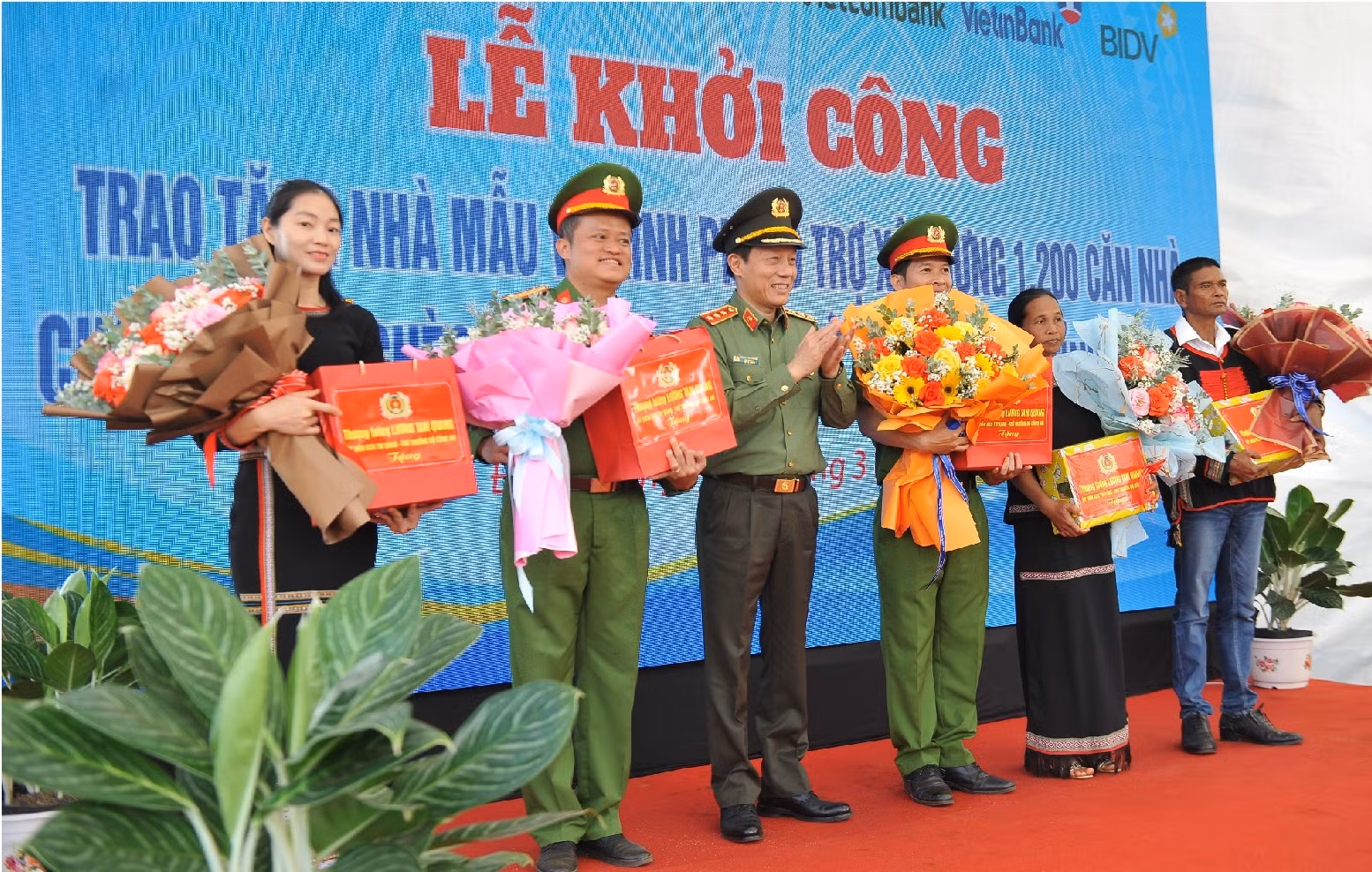 Trao tặng nhà mẫu và kinh phí hỗ trợ xây dựng 1.200 ngôi nhà cho các hộ nghèo trên địa bàn tỉnh Đắk Lắk -0