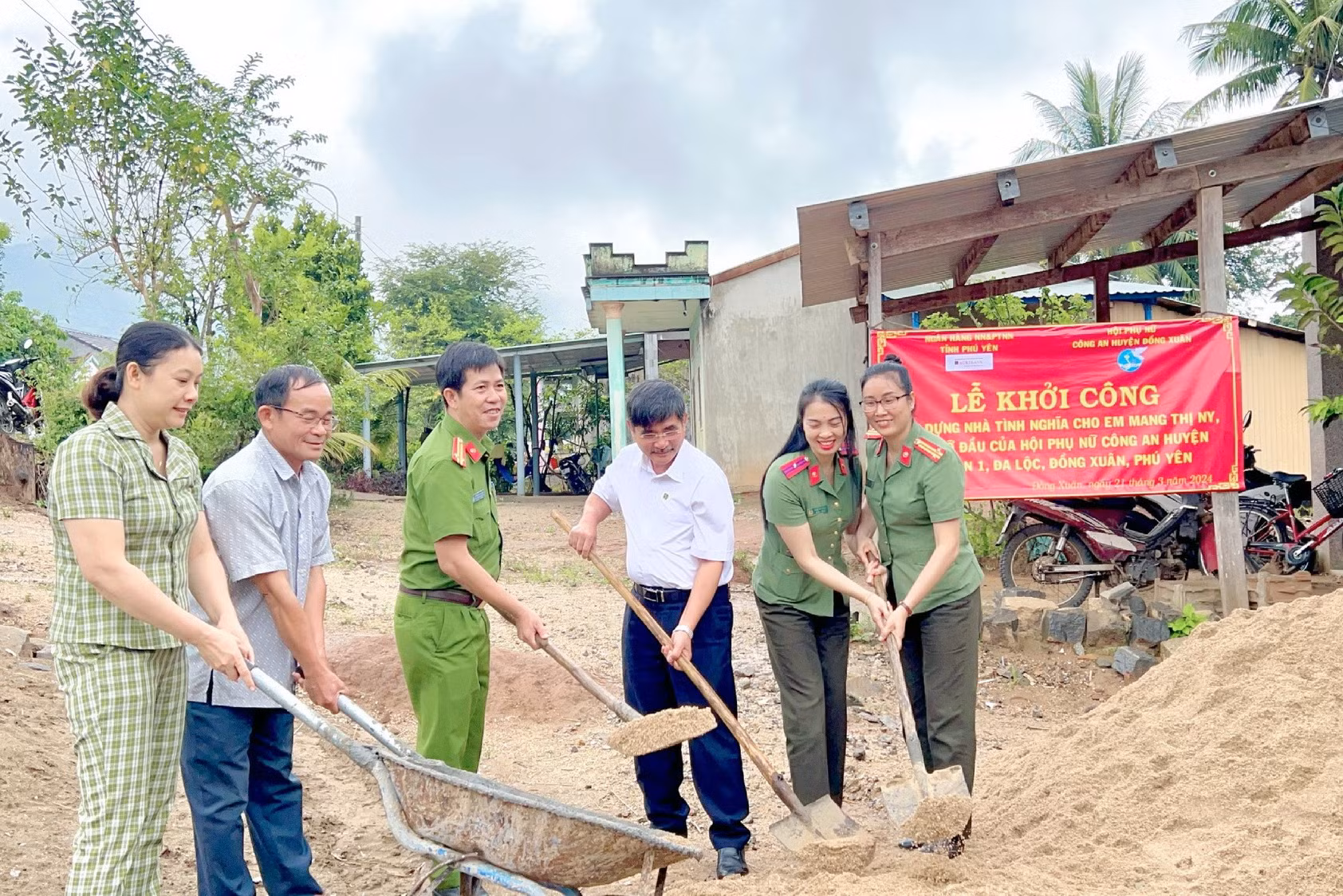 Thêm một căn nhà của Hội Phụ nữ Công an huyện Đồng Xuân xây dựng cho 
