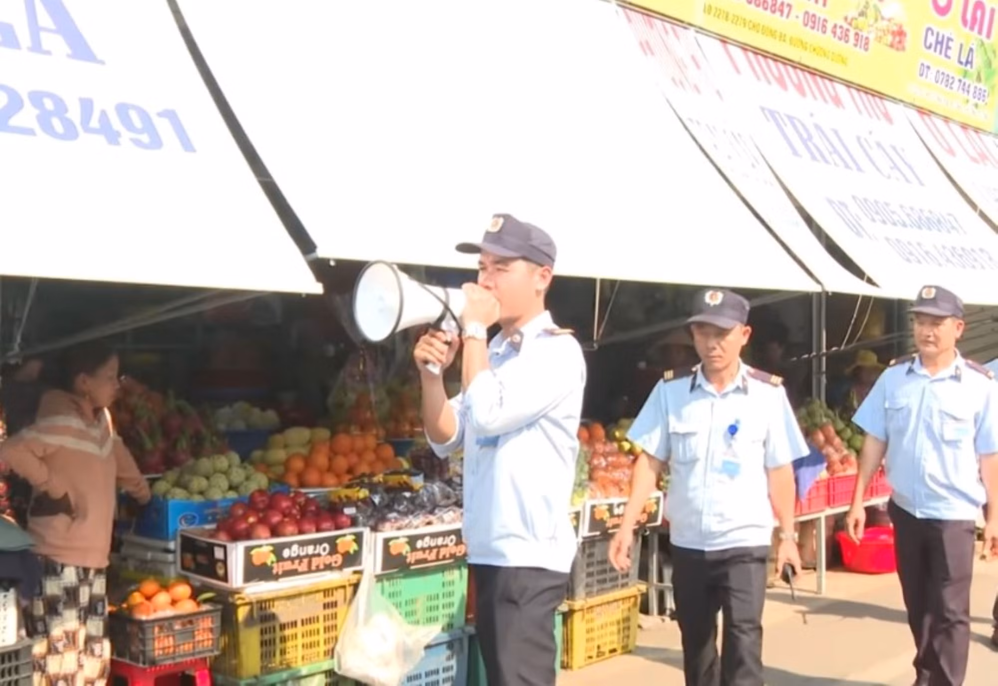 Những người góp phần đảm bảo ANTT ở ngôi chợ nổi tiếng xứ Huế -0