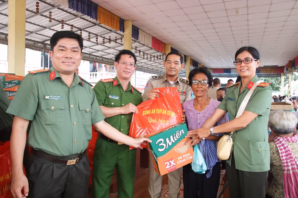 Khám, phát thuốc miễn phí và tặng quà người dân có hoàn cảnh khó khăn tại Campuchia -0