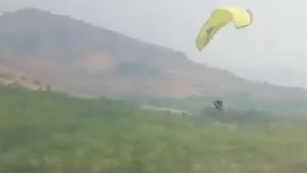 Rơi tự do khi chuẩn bị tiếp đất, vận động viên dù lượn tử vong