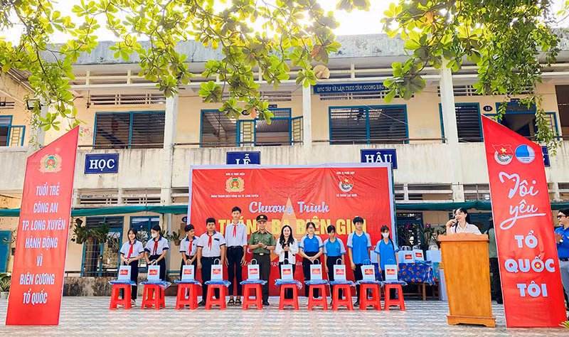 Tuổi trẻ Công an TP Long Xuyên với chương trình “Tháng Ba biên giới - Biên cương Tổ quốc tôi” -3