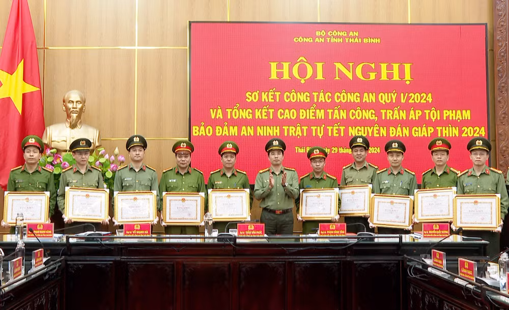 Nhiều tập thể, cá nhân được khen thưởng trong đợt cao điểm tấn công trấn áp tội phạm -1