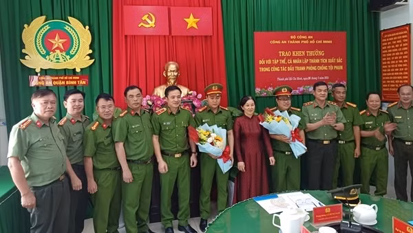 Khen thưởng đơn vị phá vụ án ma túy, thu giữ 8 bánh heroin