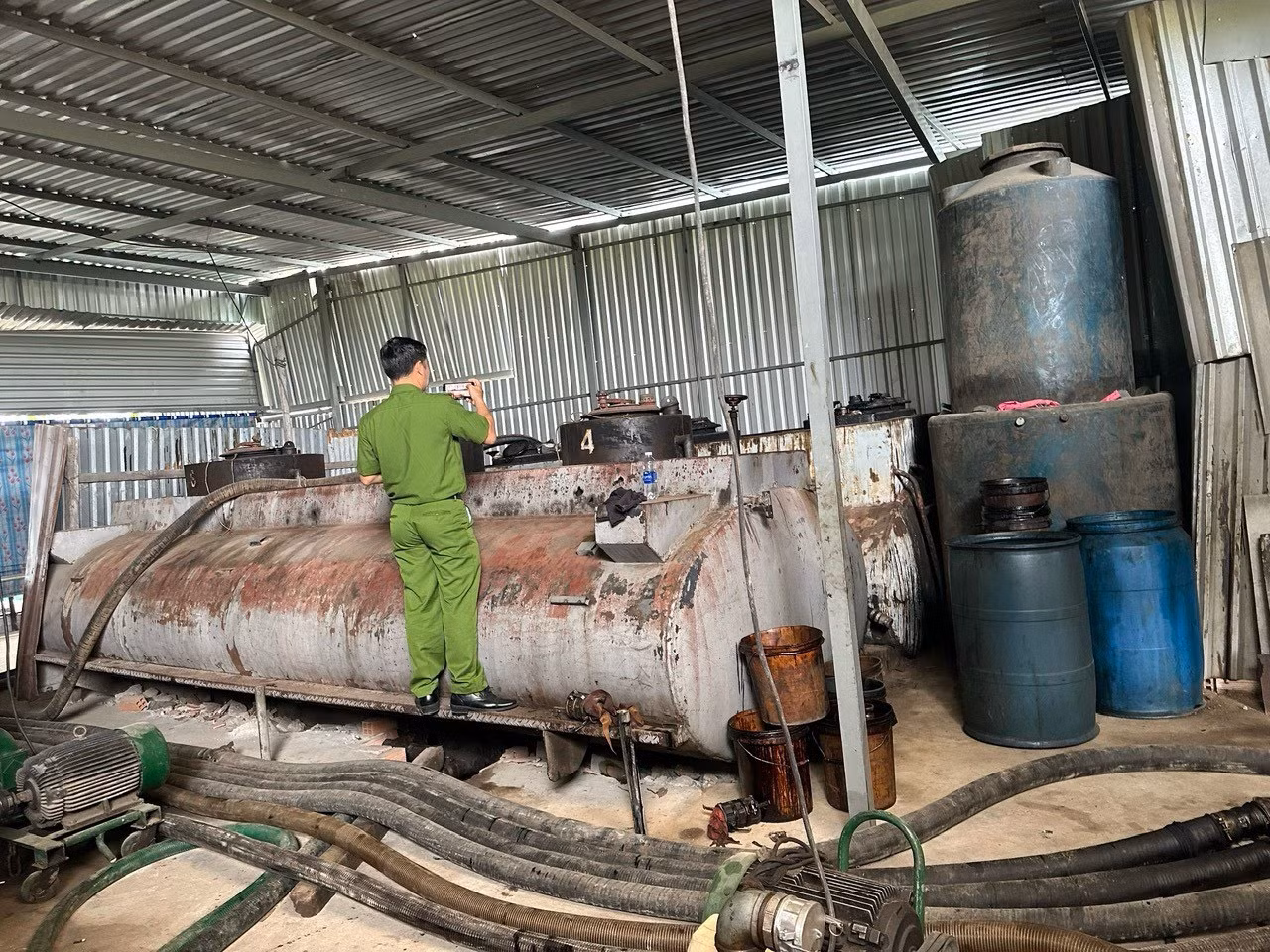 Triệt phá đường dây buôn lậu dầu “khủng” theo hình thức tạm nhập tái xuất -0