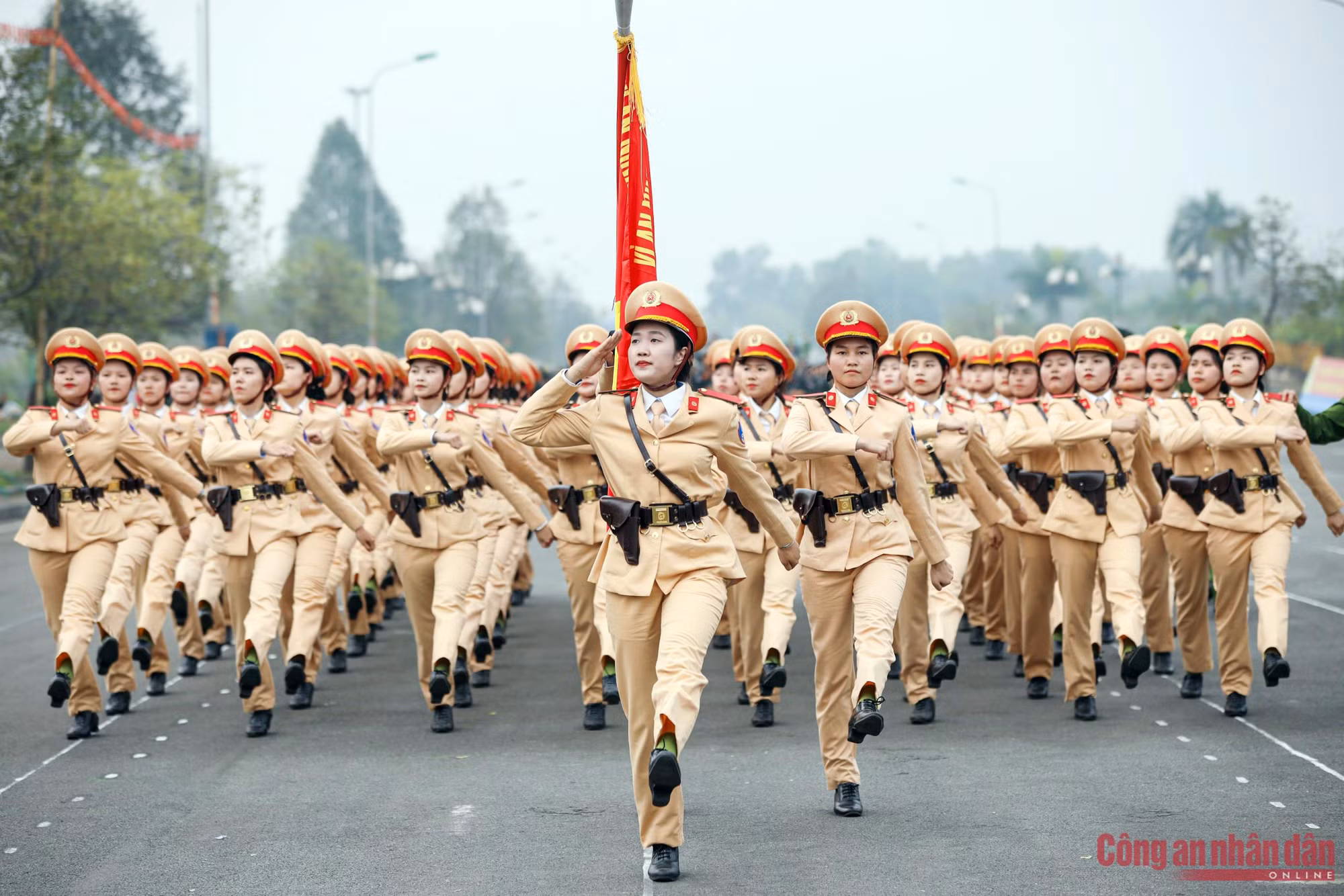 Ngắm những bóng hồng trên thao trường tập luyện diễu bình -6