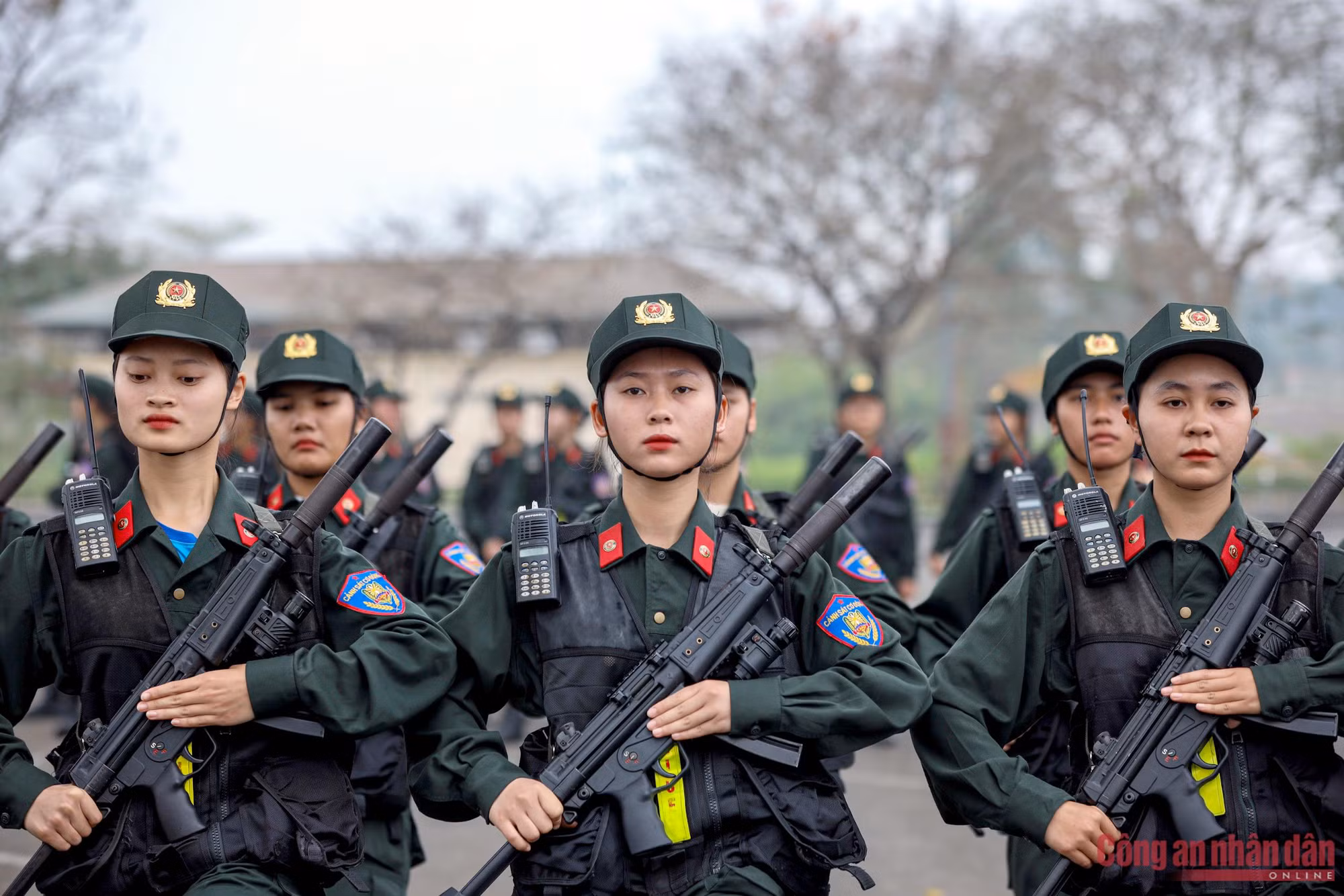 Ngắm những bóng hồng trên thao trường tập luyện diễu bình -9
