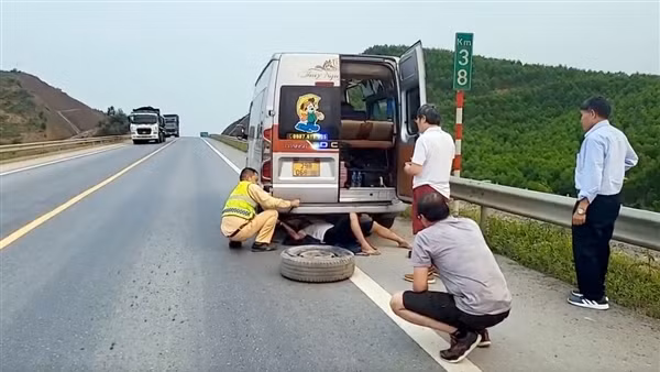 CSGT giúp tài xế xử lý sự cố trên cao tốc