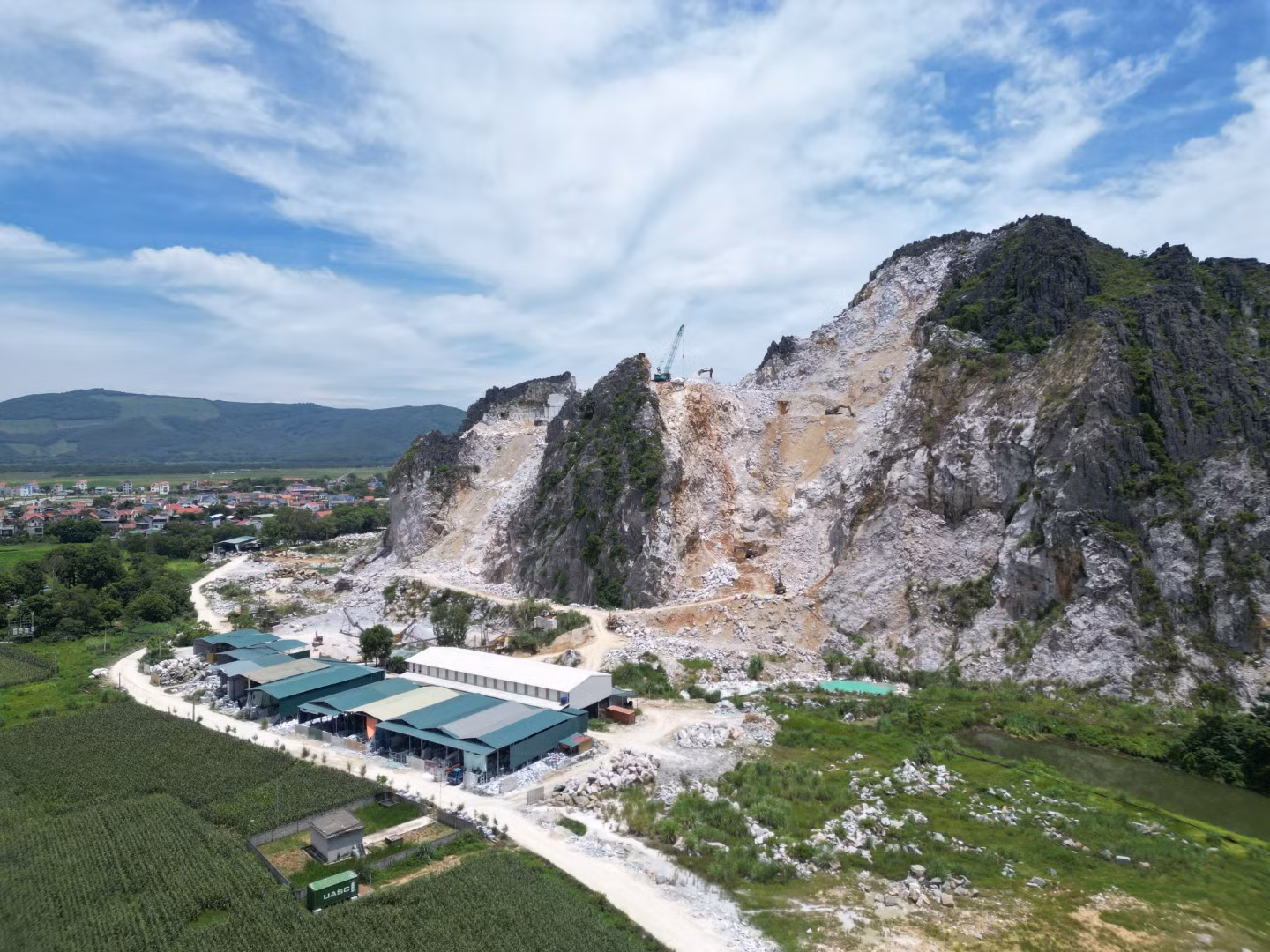 Nổ mìn văng đá hư hỏng 35 mái nhà của người dân -0