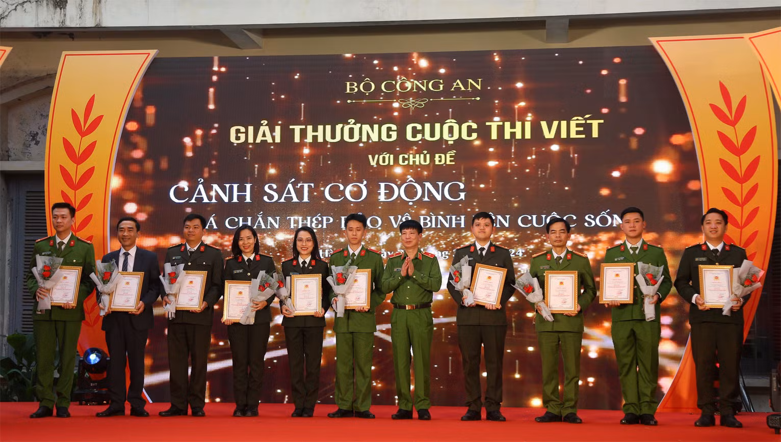 Trao giải nhiều cuộc thi, trại sáng tác và khai mạc triển lãm tranh, ảnh về Cảnh sát Cơ động -0