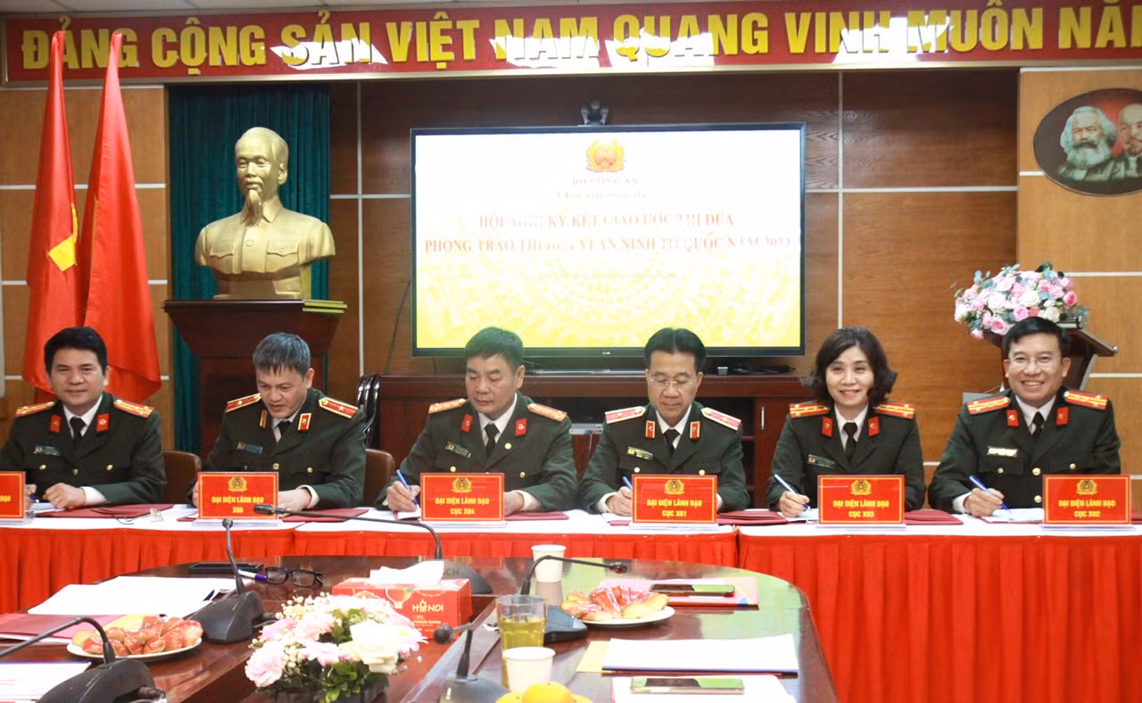 100% đơn vị trong Cụm Thi đua số 7 ký giao ước phấn đấu đạt Cờ thi đua của Bộ Công an năm 2024. -0
