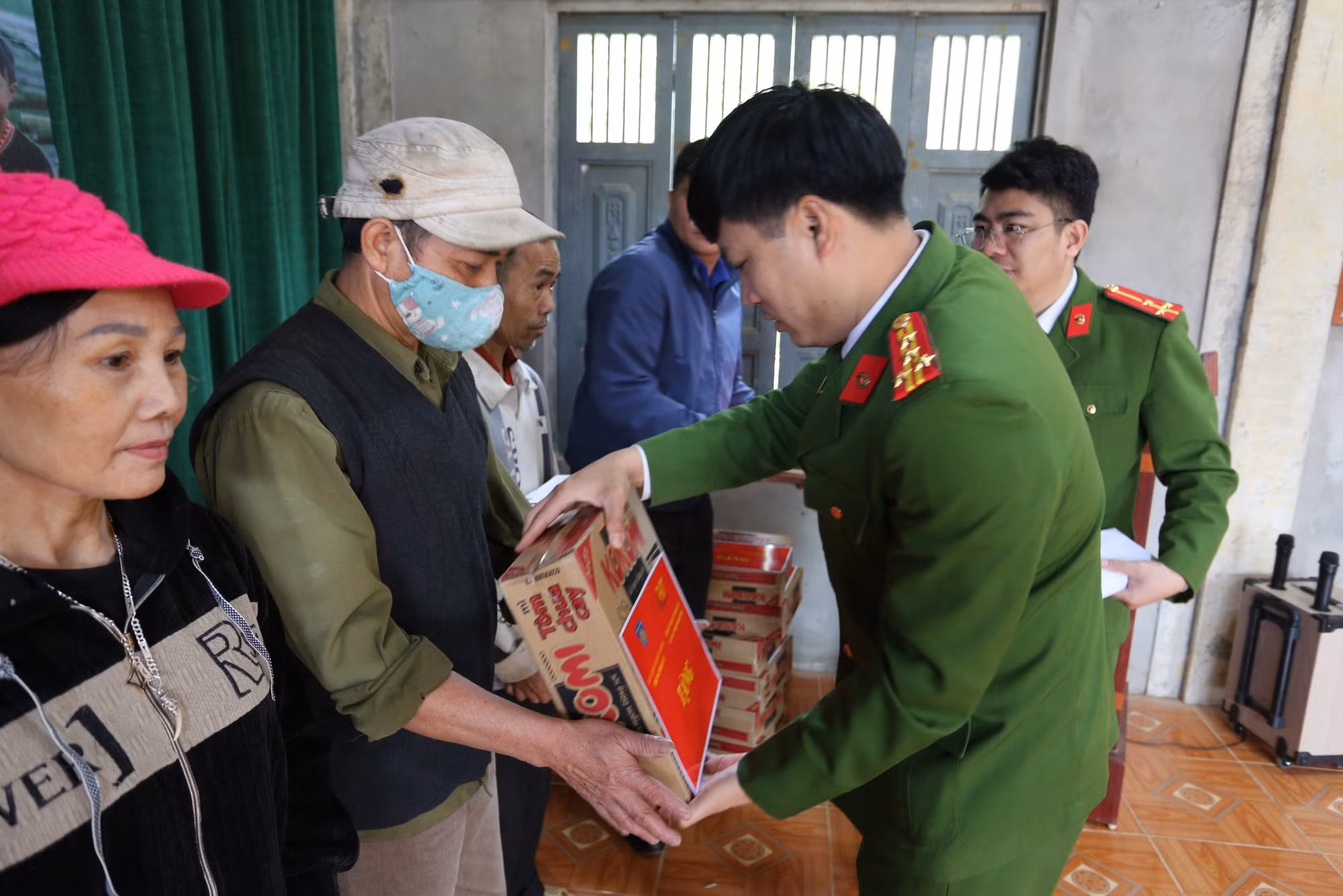 Cảnh sát bảo vệ mục tiêu về Tuyên Quang tặng nhà đồng đội, sẻ chia khó khăn với đồng bào -0