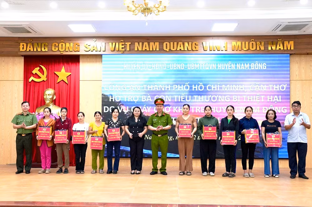 Trao kinh phí hỗ trợ thân nhân Phó Trưởng Công an phường hy sinh trong khi làm nhiệm vụ -0