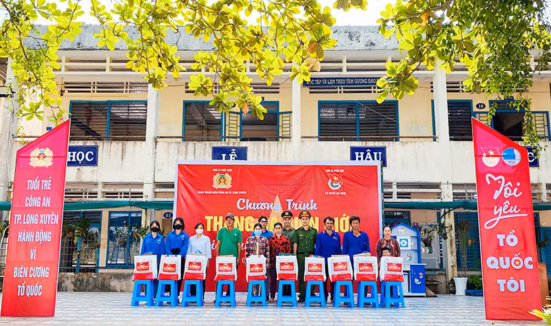 Tuổi trẻ Công an TP Long Xuyên với chương trình “Tháng Ba biên giới - Biên cương Tổ quốc tôi” -4