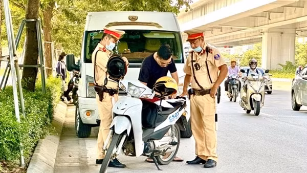 Trong 24 giờ, Hà Nội phạt gần 1 tỷ đồng các lỗi vi phạm giao thông