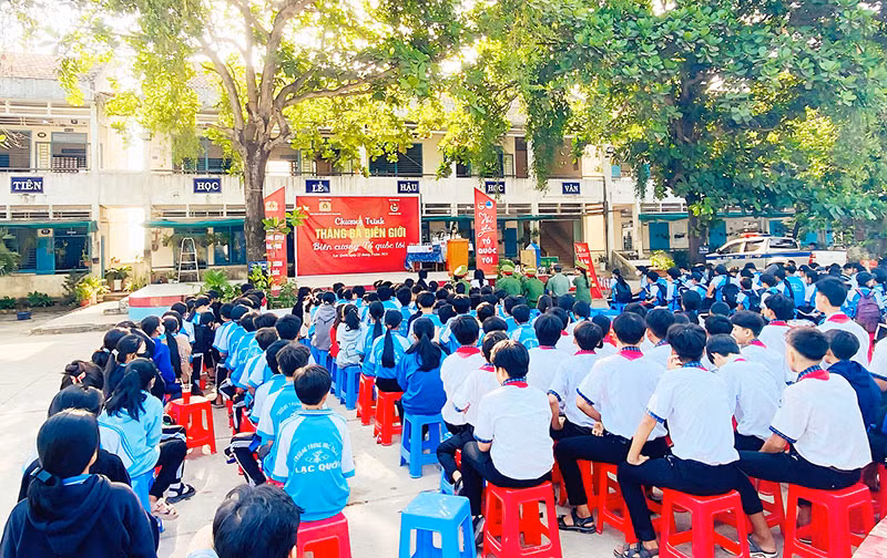 Tuổi trẻ Công an TP Long Xuyên với chương trình “Tháng Ba biên giới - Biên cương Tổ quốc tôi” -1