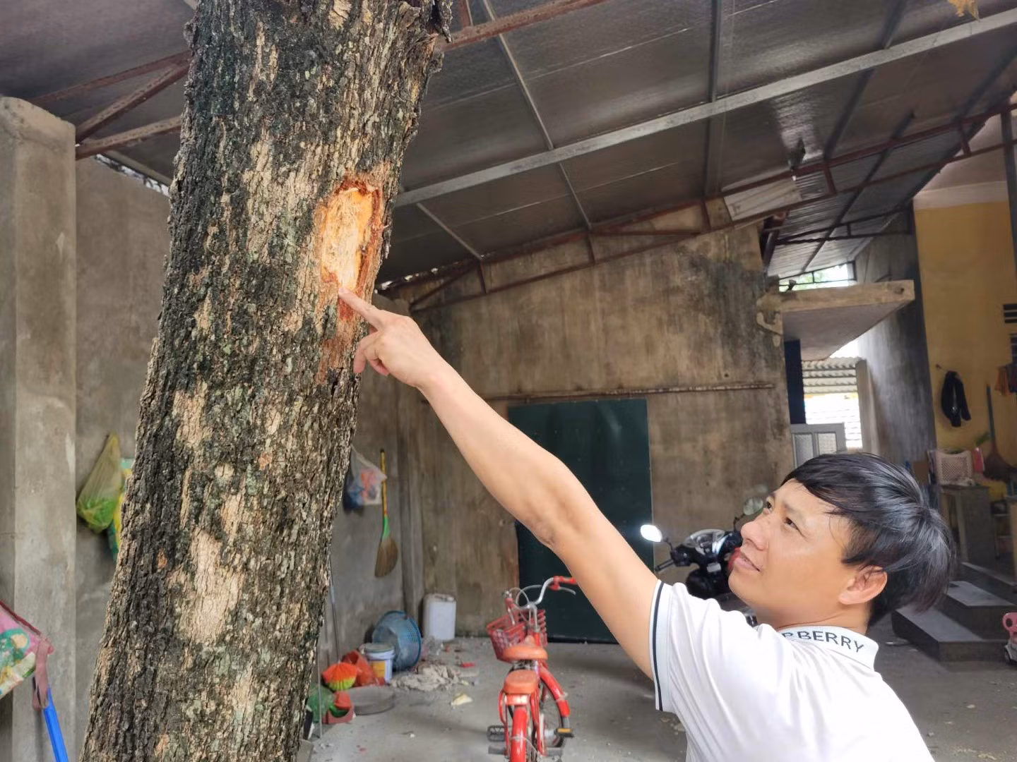 Nổ mìn văng đá hư hỏng 35 mái nhà của người dân -0