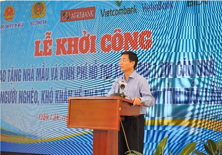 Trao tặng nhà mẫu và kinh phí hỗ trợ xây dựng 1.200 ngôi nhà cho các hộ nghèo trên địa bàn tỉnh Đắk Lắk -0