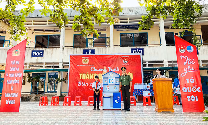 Tuổi trẻ Công an TP Long Xuyên với chương trình “Tháng Ba biên giới - Biên cương Tổ quốc tôi” -2