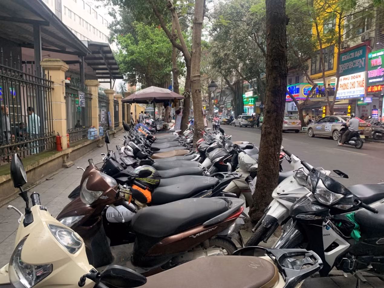 Kiến nghị thu phí không dùng tiền mặt với tất cả các điểm trông giữ xe ô tô trên địa bàn quận Hoàn Kiếm -0