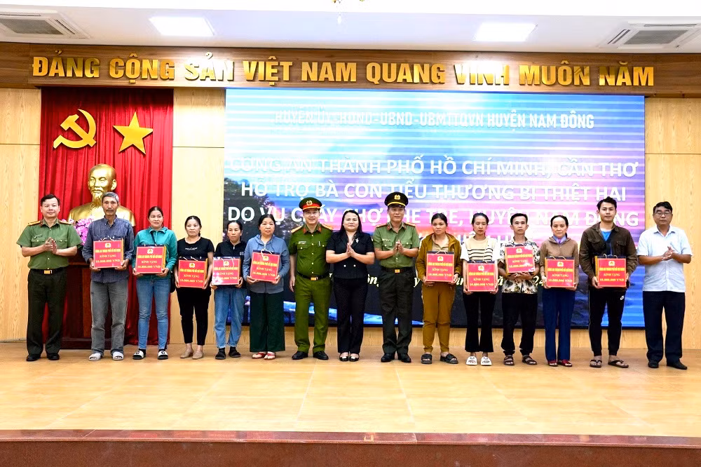 Trao kinh phí hỗ trợ thân nhân Phó Trưởng Công an phường hy sinh trong khi làm nhiệm vụ -0