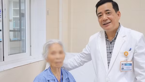 Phẫu thuật thành công ung thư đại tràng cho cụ bà 95 tuổi